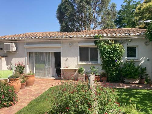 Studio Lumineux 2 adultes et 1enfant in Lunel, France