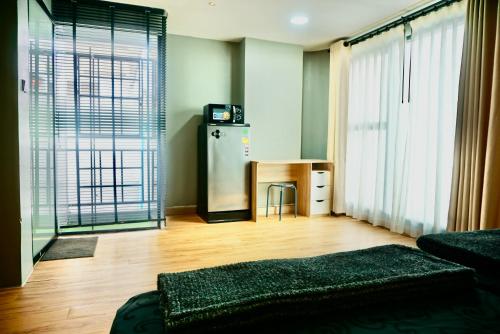 Hip and funky apartment silom Soi 3 with rooftop view