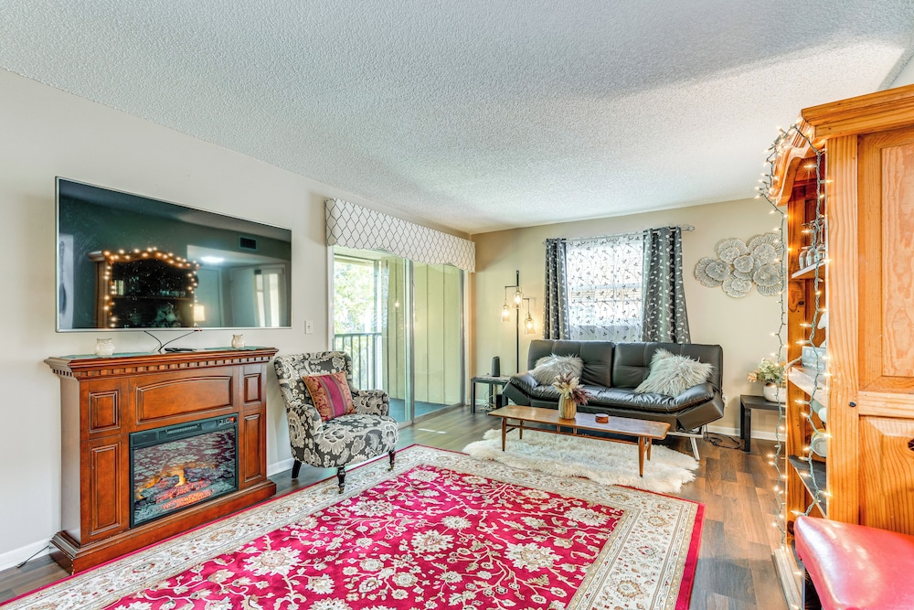 Condo w Pool & Beach Access Near Theme Park — 4-Star Luxury Hotel in Deltona, United States
