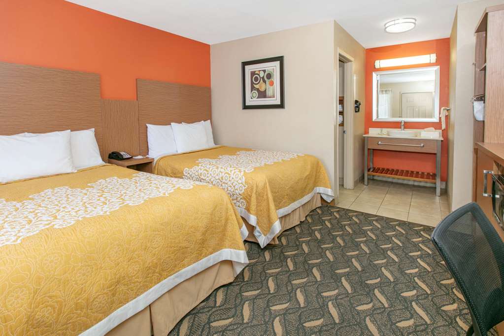 Days Inn & Suites by Wyndham Arlington Near Six Flags - photo 7