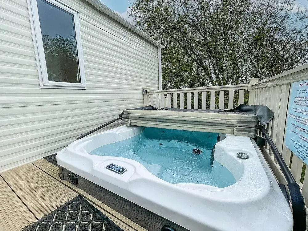 Caravansleeps6 hottub garden waterwonderland in Lincoln, United Kingdom