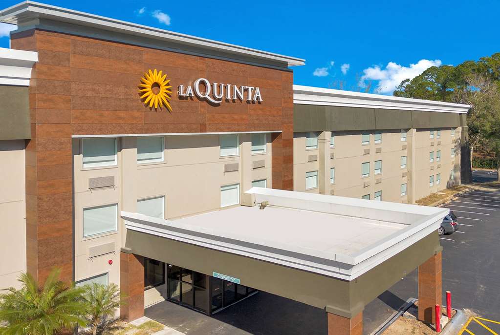 La Quinta Inn & Suites by Wyndham Jacksonville Mandarin - photo 4