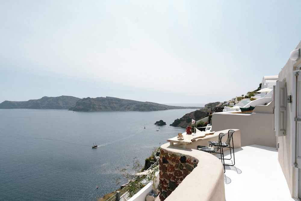Nano Oia Canaves — 4-Star Luxury Hotel in Oia, Greece