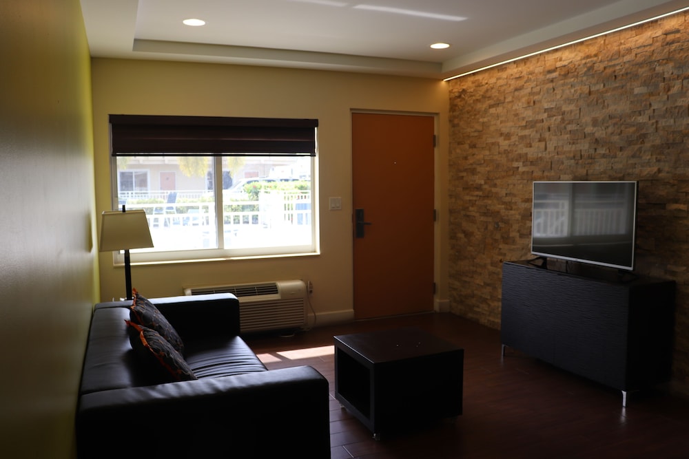 Curtis Inn & Suites - photo 25