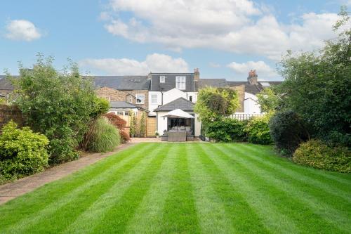 Luxury Family Home in Central Windsor with Large Garden Games Room Office Parking & Pet Friendly — 4-Star Luxury Hotel in Windsor, United Kingdom