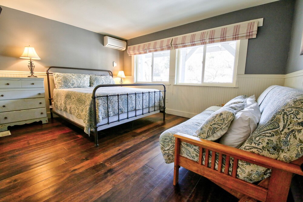 Hotel Charlotte - photo 20