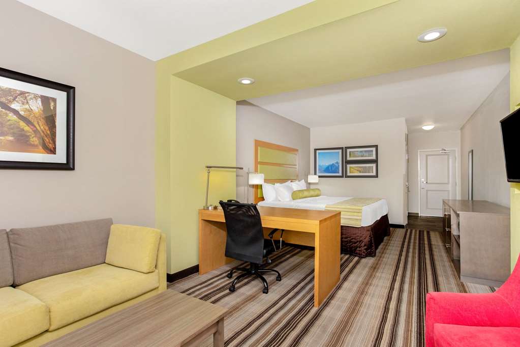 La Quinta Inn & Suites by Wyndham Paducah - photo 29