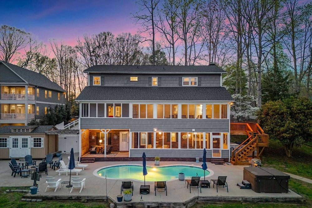 Sleeps 22 Lakefront w Private Dock & Pool 2 Houses Lake Living by Avantstay — hotel in Sherrills Ford