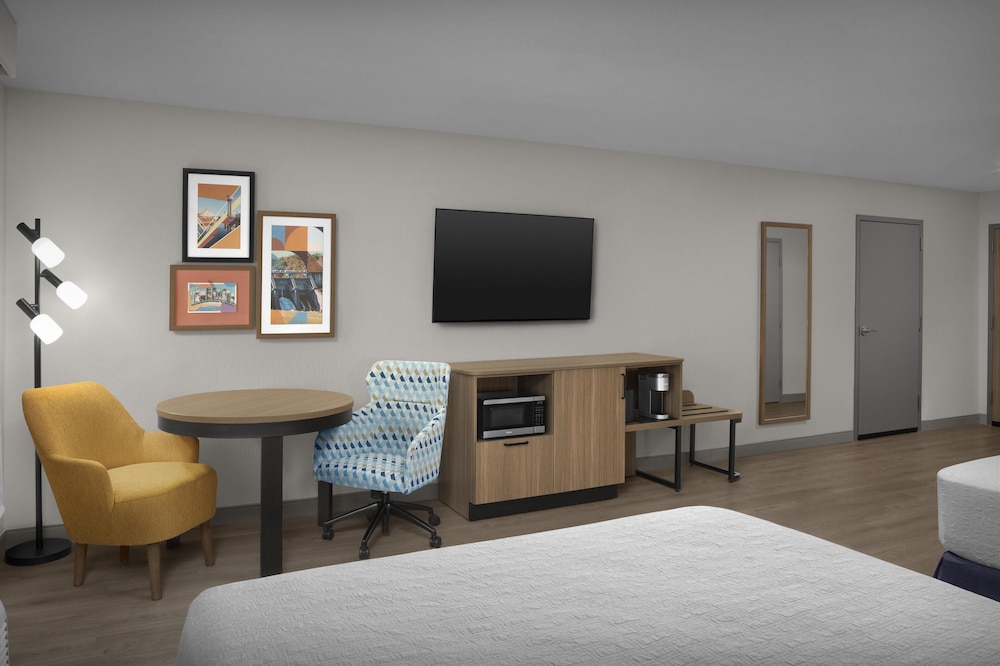 Hampton Inn Lenoir City - photo 9