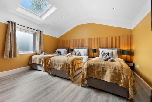 4 Bedroom Stunning Luxe Spacious & Stylish Design House Bolton Sleeps 11 with Parking Central Bolton Links to Manchester Pet Friendly Best For Groups WORK CONTRACTORS SPECIAL OFFER by Blue Puffin Stays — 4-Star Luxury Hotel in Farnworth, United Kingdom