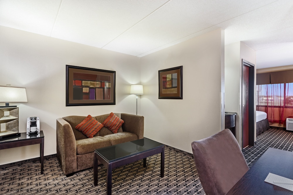 Crowne Plaza Milwaukee Airport by IHG - photo 12