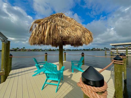 Ruby’s Lake Retreat Heated Pool Tiki Hut & Lake Views in Cape Coral, United States