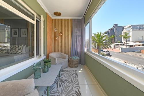 Modern Apt with Beautiful Views and Short Walk to Beach — 4-Star Luxury Hotel in Cape Town, South Africa