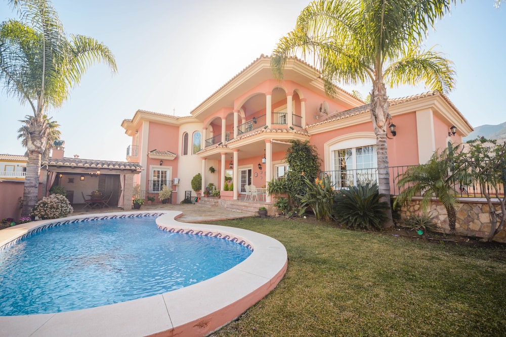 Cubo's Villa Elisabeth — 4-Star Luxury Hotel in Alhaurin El Grande, Spain