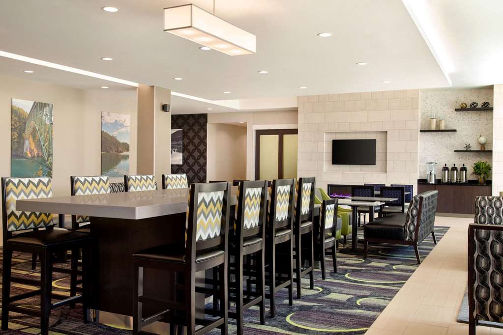 La Quinta Inn & Suites by Wyndham Burlington - photo 7