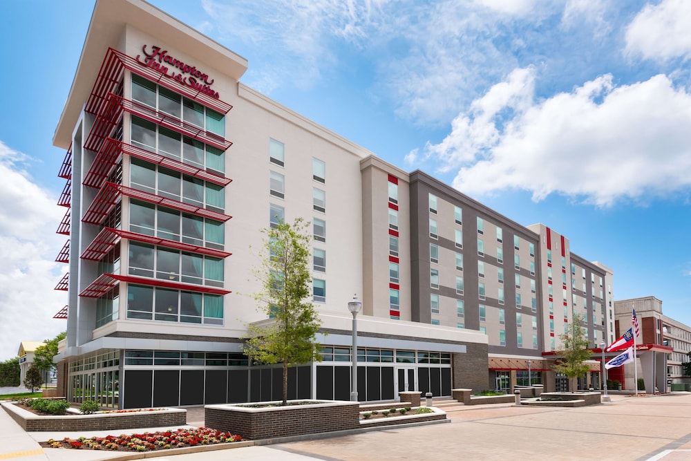Hampton Inn & Suites Atlanta Buckhead Place pet-friendly hotel Atlanta