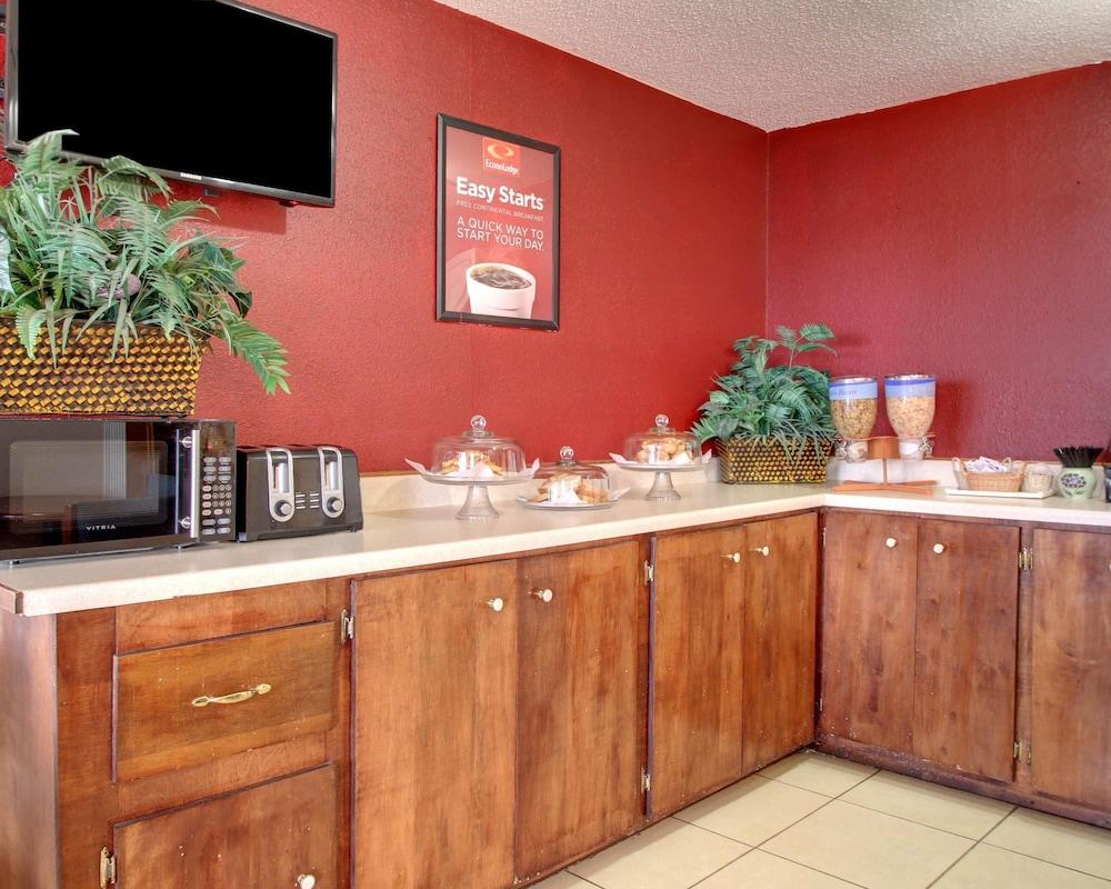 Econo Lodge North Suburbs - photo 20