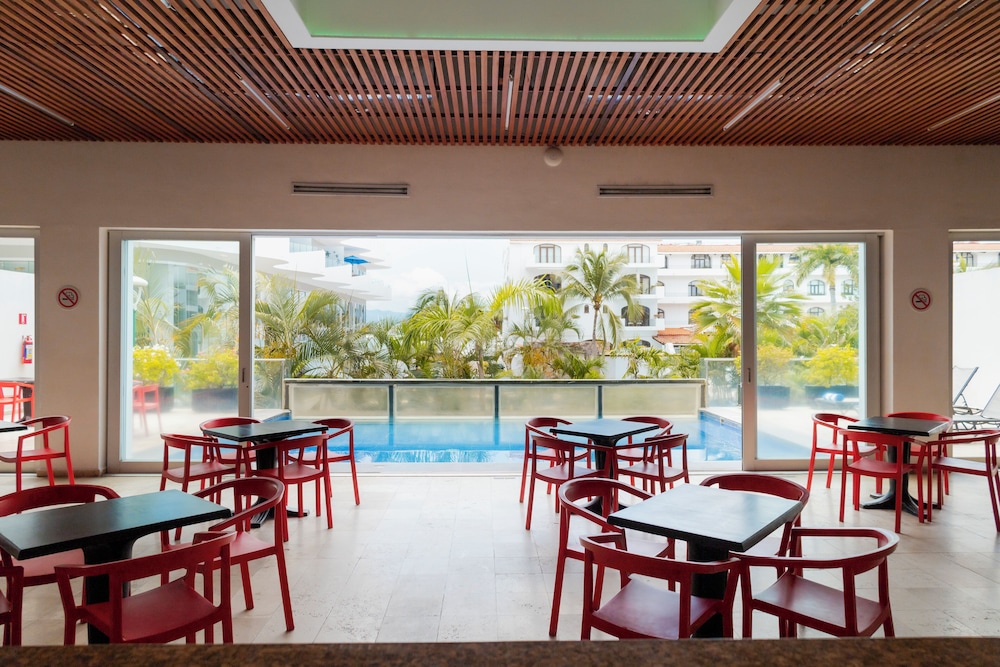 Swim-up bar