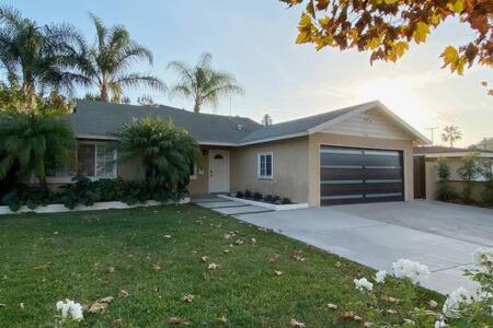Rainforest Villa 4 Bedroom PoolSpa Walk2Disneyland — 4-Star Luxury Hotel in Anaheim, United States