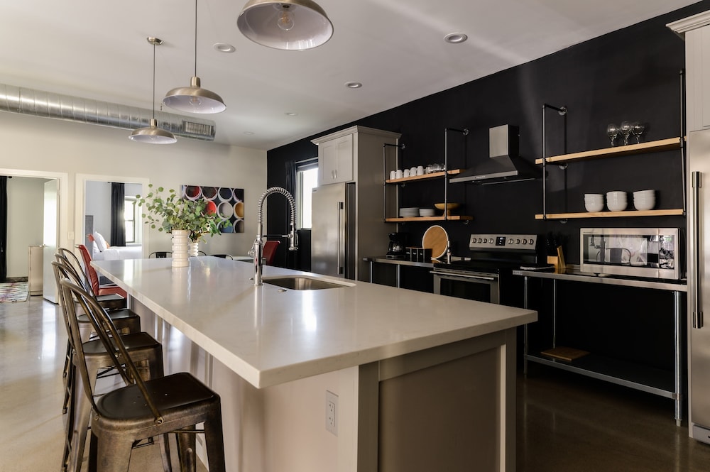 Luna & Stellar by Avantstay Modern Artist's Loft Buyout w 10 Brs Patio & Billiards - photo 13