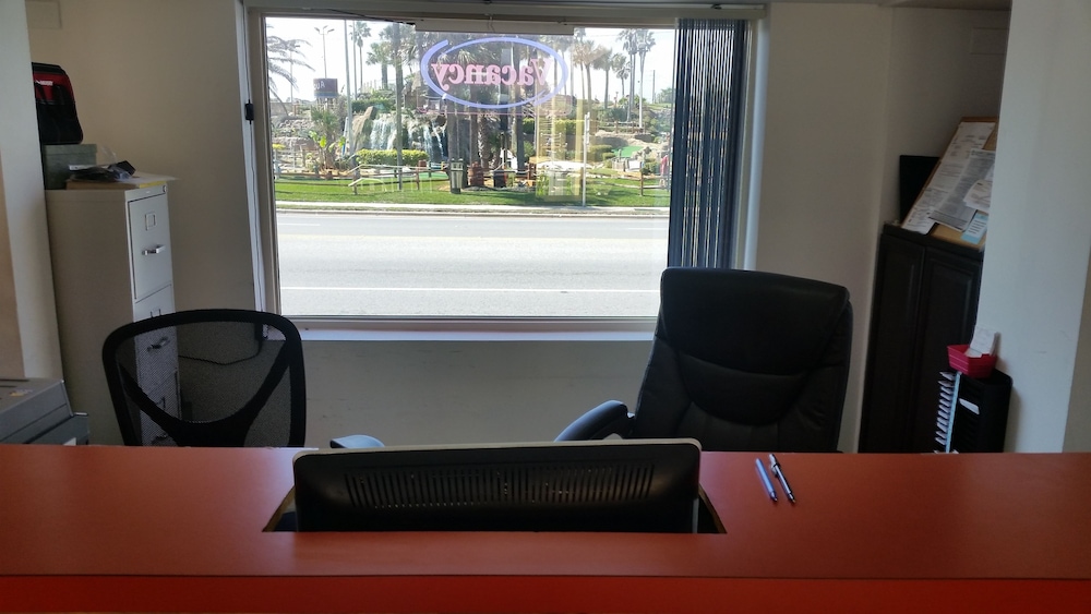 Driftwood Beach Motel - photo 3