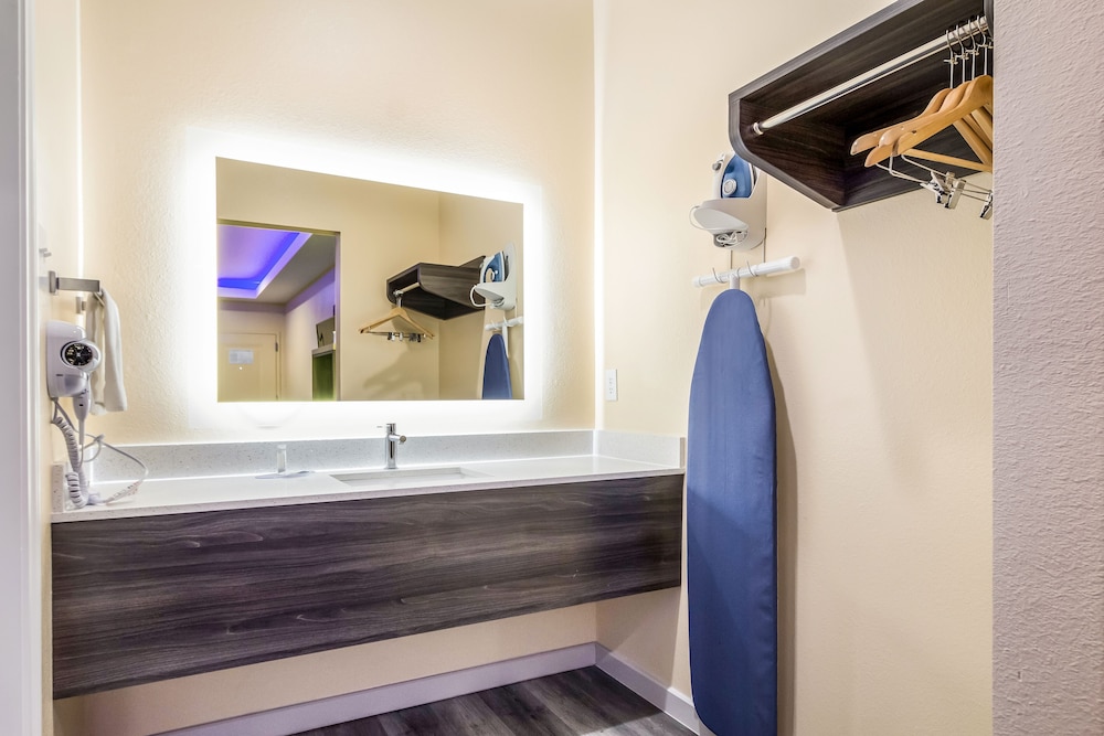 Scottish Inn & Suites Houston Willowbrook - photo 13