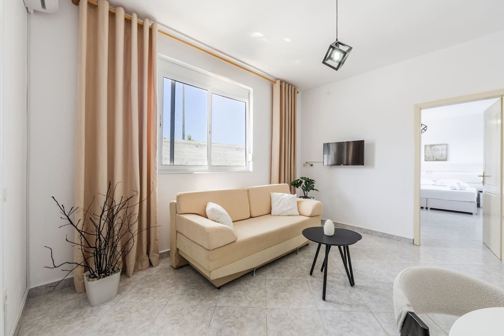 Modern Home with Wifi and Beach Access Golem by PikHost — 4-Star Luxury Hotel in Golem, Albania