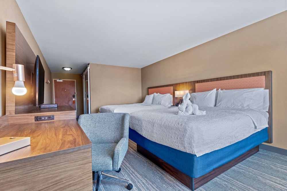Hampton Inn & Suites Greeley - photo 16