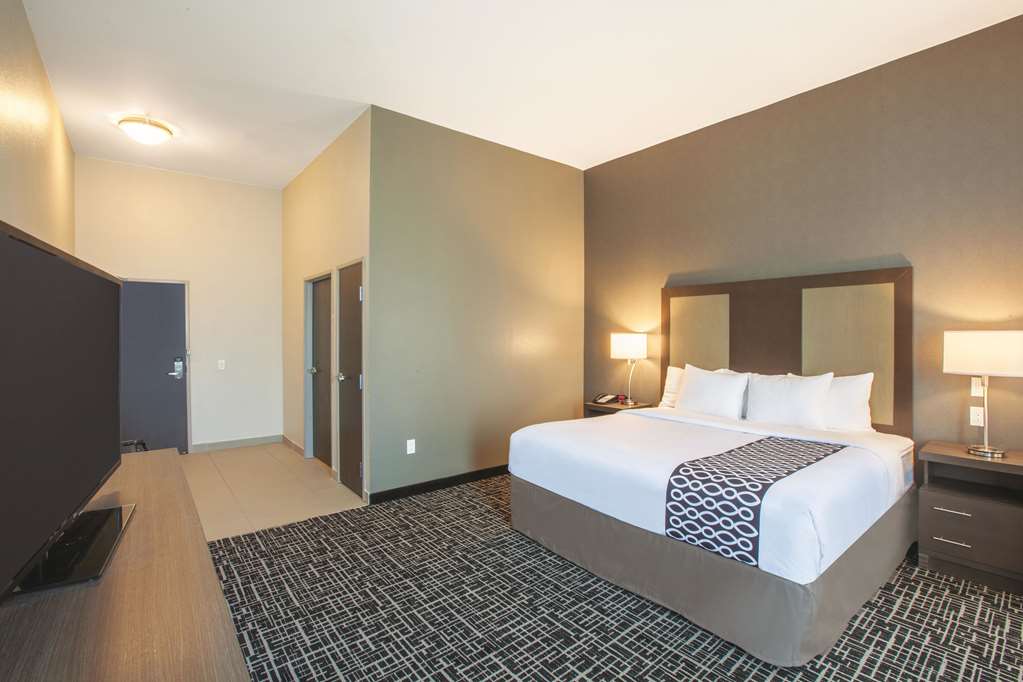La Quinta Inn & Suites by Wyndham San Marcos Outlet Mall - photo 7