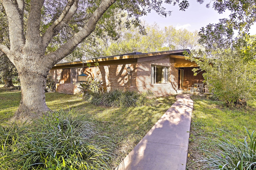 Mid Century Hideaway Spacious Brownsville Home — 4-Star Luxury Hotel in Brownsville, United States