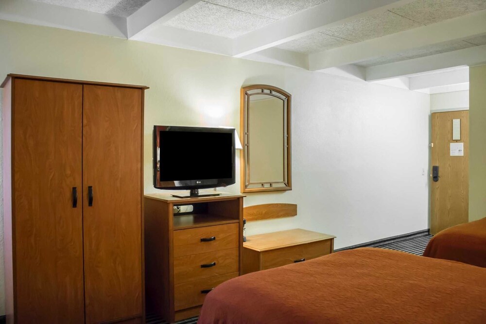 Econo Lodge Wickliffe Cleveland East - photo 30