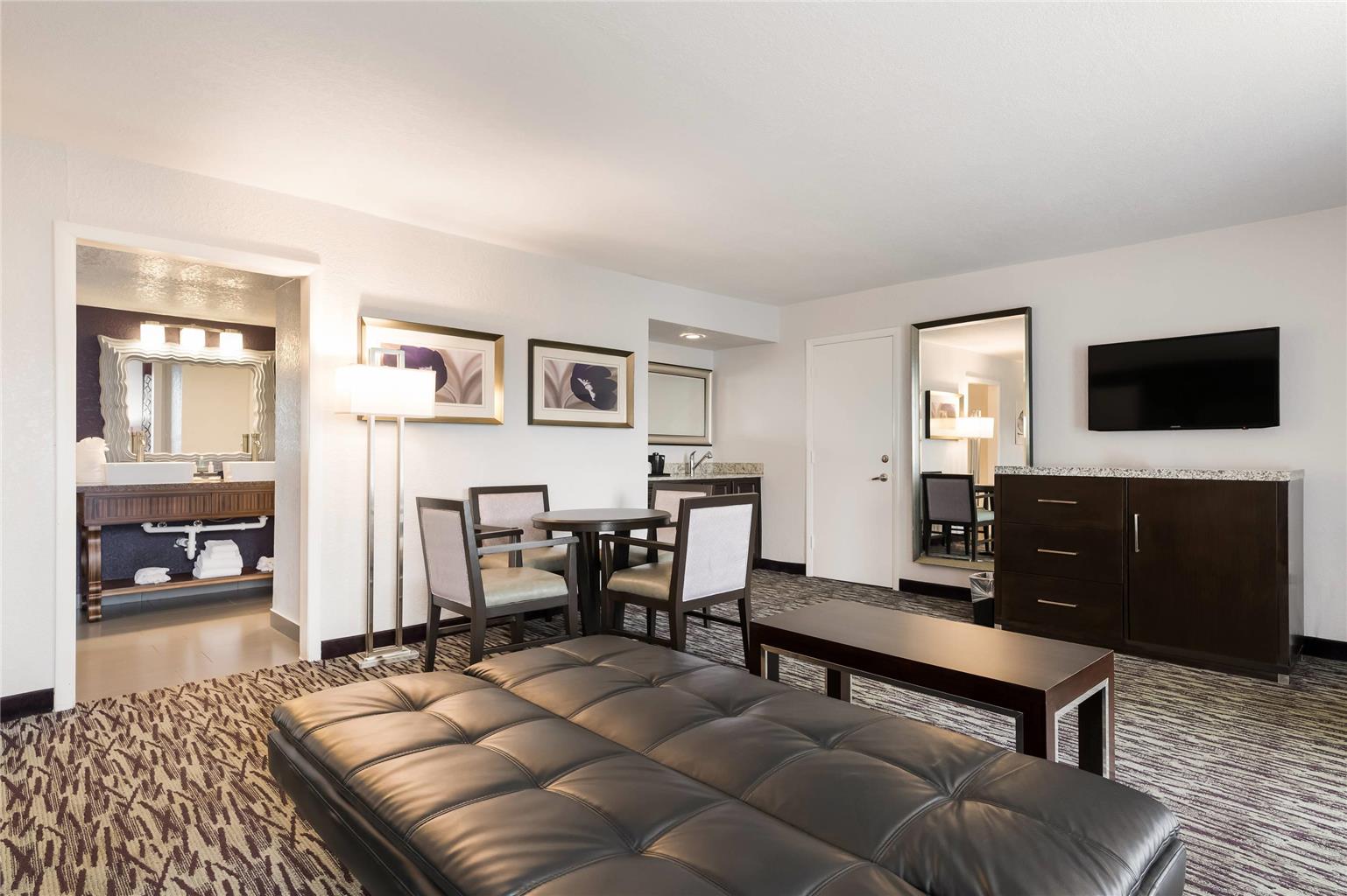 Clarion Inn & Suites Across From Universal Orlando Resort - photo 13