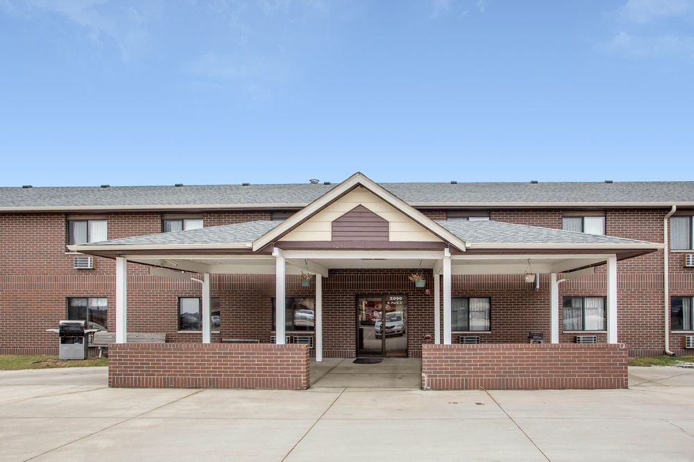 Econo Lodge Inn and Suites Dubuque - photo 9