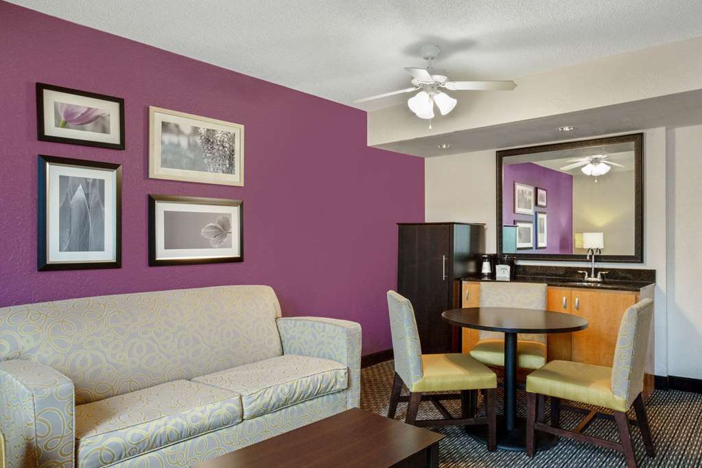La Quinta Inn & Suites by Wyndham Miami Lakes - photo 27
