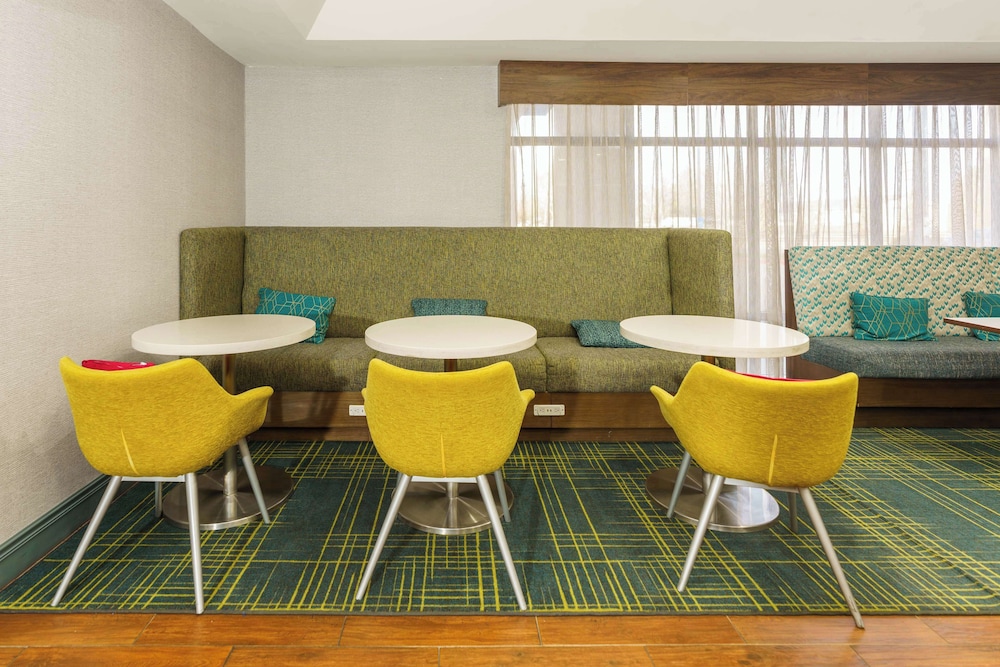 Hampton Inn Hutchinson - photo 7