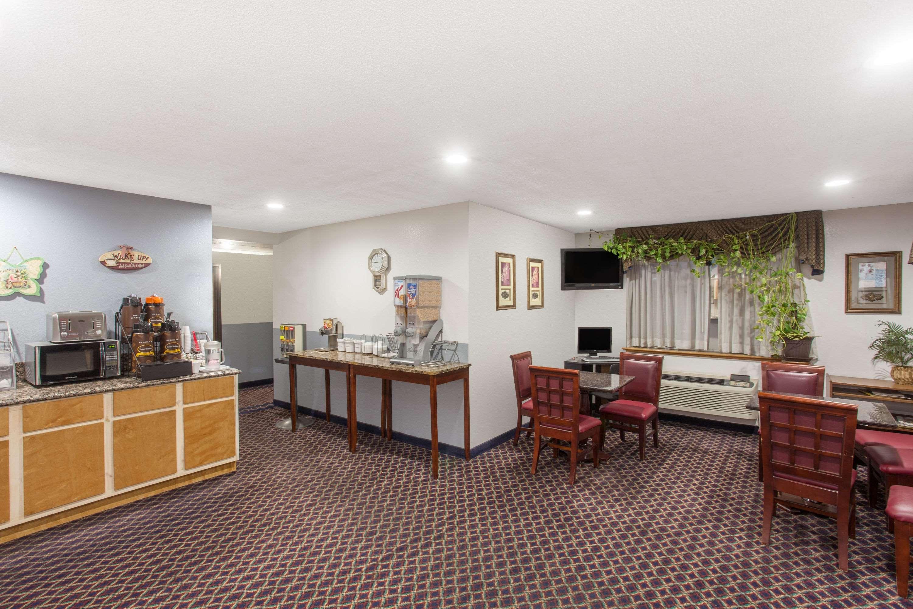 Super 8 by Wyndham Selma Fresno Area - photo 28