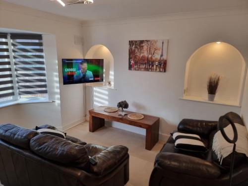 Dulverton house 3 bed house sleeps 6 driveway close to M1 — 4-Star Luxury Hotel in Nottingham, United Kingdom