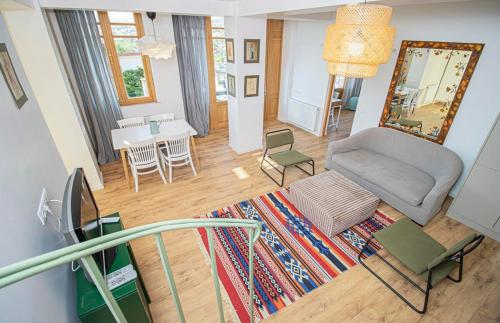 3BR Scenic Terrace Apt in Abanotubani By Wehost
