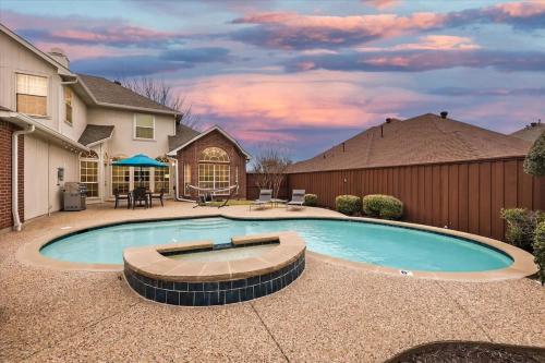 5 Bedrooms Backyard Oasis Groups Welcome — 4-Star Luxury Hotel in Plano, United States