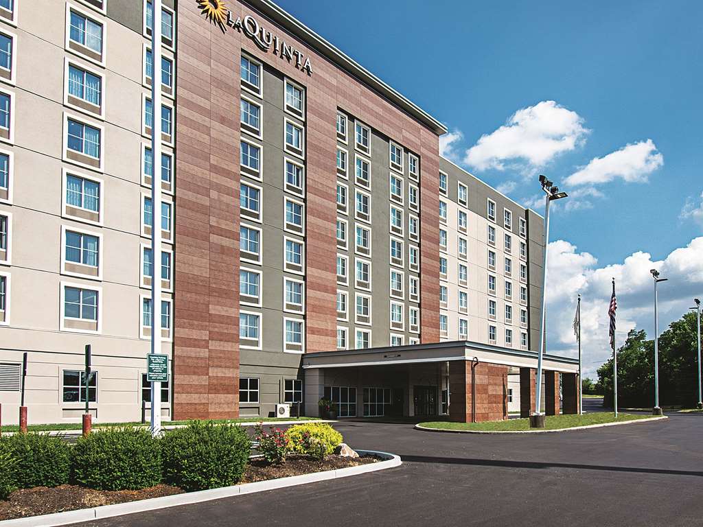 La Quinta Inn & Suites by Wyndham Cincinnati Sharonville - photo 4
