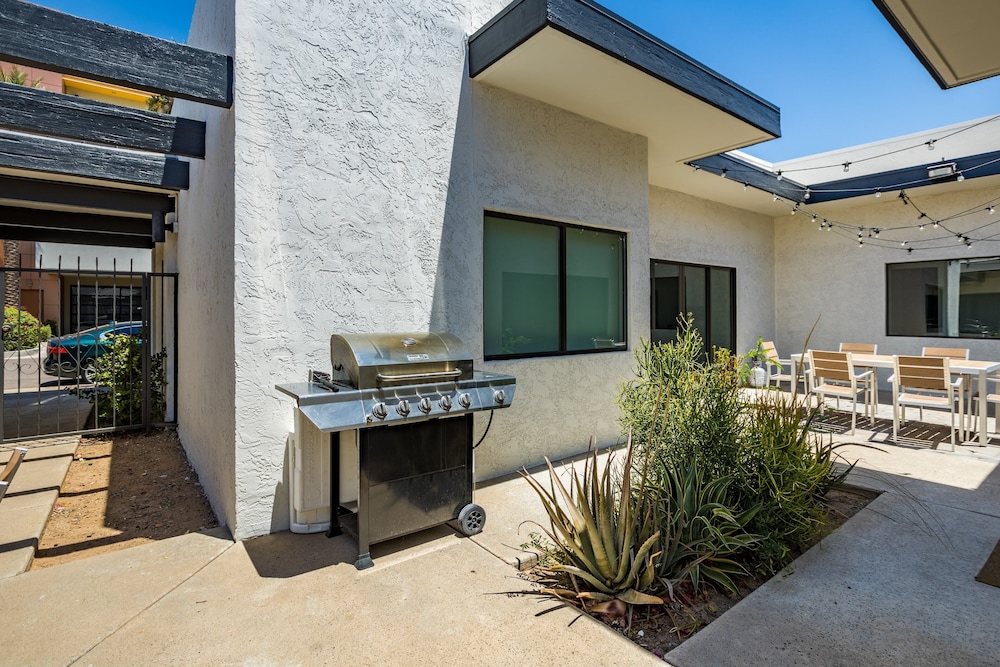 Luna & Stellar by Avantstay Modern Artist's Loft Buyout w 10 Brs Patio & Billiards - photo 19