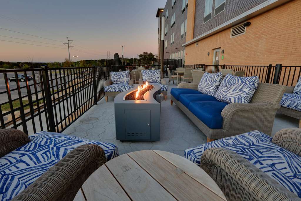 La Quinta Inn & Suites by Wyndham Lakeway - photo 23