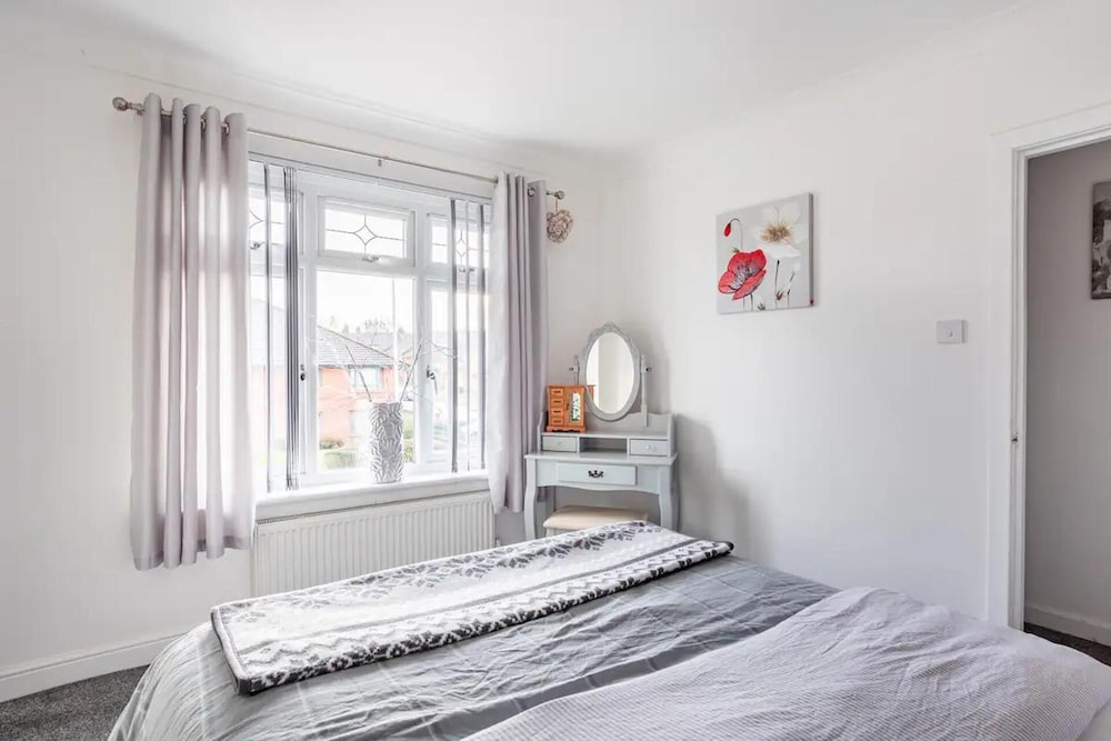 Captivating 2 Bed House In Hamilton With Jacuzzi 19664662 — Hamilton