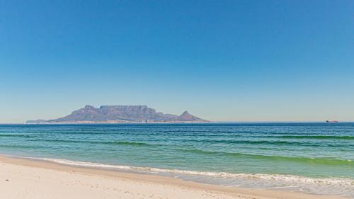 Spacious beachfront Townhouse w garage Blouberg
