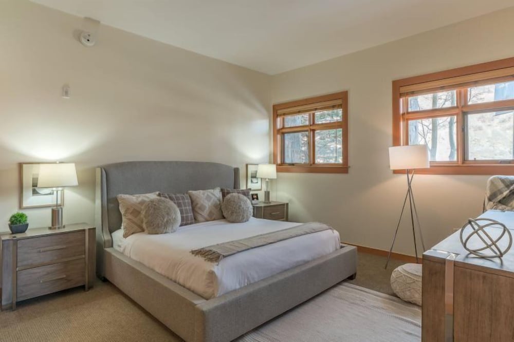 Luxury Ski in Ski out 3 Bedroom Mountain Resort Vacation Rental in the Heart of Snowmass Base Village - photo 29