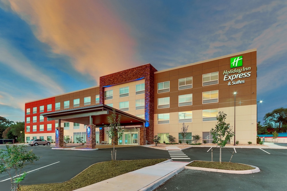 Holiday Inn Express & Suites Roanoke Civic Center by IHG in Roanoke, United States
