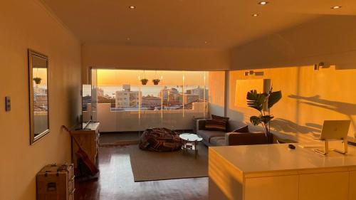 Sea views and Central in quiet block