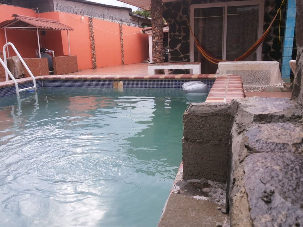 Hostal Red Line 10363699 — Los Santos