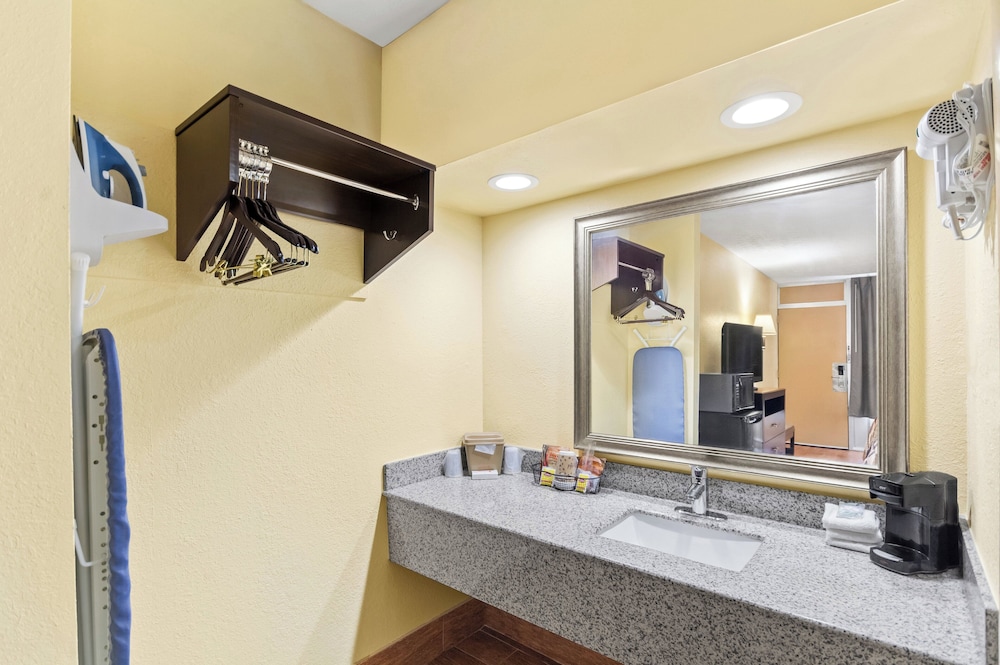 Red Roof Inn Berea - photo 13