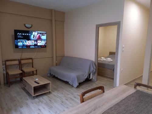 Sam's View City Heart Tripoli Beautiful Apartment with Backyard — 4-Star Luxury Hotel in Tripoli, Greece